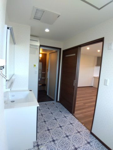 大久保袖ノ沢H棟の脱衣所|広めの洗面室は物干しスペースを設けたつくり。お風呂に入るのに衣類を脱ぐ→溜まった衣類を洗濯機へ入れて洗う→そのままその場ですぐ干す、というように同線のムダのなさが最大の魅力＾＾