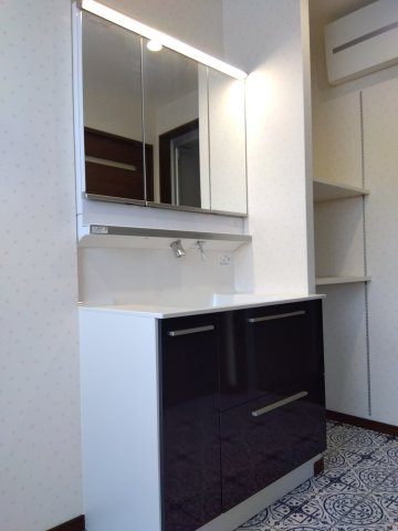 大久保袖ノ沢H棟の独立洗面台|手をかざすだけで、照明のオンオフができたり水がスムーズに出ます！タッチレスでお掃除らくらくです♪