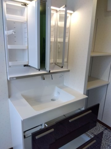 大久保袖ノ沢H棟の収納|収納キャビネット。サイズの異なる引き出しに効率よく収納。サイレントレールを仕様、引き出しは、閉まるときの衝撃を和らげ静かに納まります。