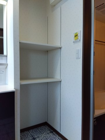 大久保袖ノ沢H棟の収納|洗面室には可動できる収納棚あり！タオルや下着類、ルームウェアなど、お風呂上りにすぐ身に着けるものの収納スペースを併設しました！