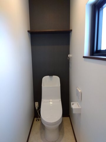 大久保袖ノ沢H棟のトイレ|１Fトイレ：窓があるので開放感があり外からの日差しを取り込むことができます。