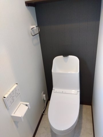 大久保袖ノ沢H棟のトイレ|２Fトイレ：飽きのこないシンプルモダンな空間を演出したトイレ。みんなが手洗いしやすい高さに設定。少ない水で効率よく洗浄、ママの家事を軽減します。