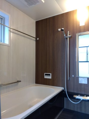 大久保袖ノ沢H棟の浴室|浴室に窓があるので自然光が入り開放感があります♪浴室換気乾燥機付で、冬場の寒さによる身体への負担を軽減し快適なバスタイムを実現するとともに、洗濯物を室内干しでもしっかり乾かせます♪