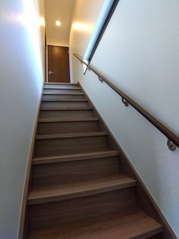 大久保袖ノ沢H棟の内装|手摺付き階段、転倒を防ぐことそして、歩行や動作を円滑にして快適な日常生活を支える役割があります。安全に移動が出来るよう設置しております。