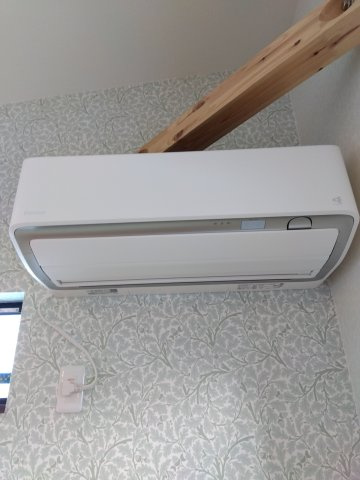 大久保袖ノ沢H棟の冷暖房・空調設備|LDKにパワフルで暖房能力が高い寒冷地エアコンを設置。