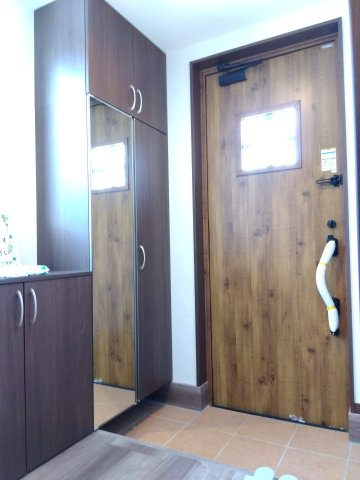 大久保袖ノ沢H棟のその他|ミラー付きシューズボックスがある玄関