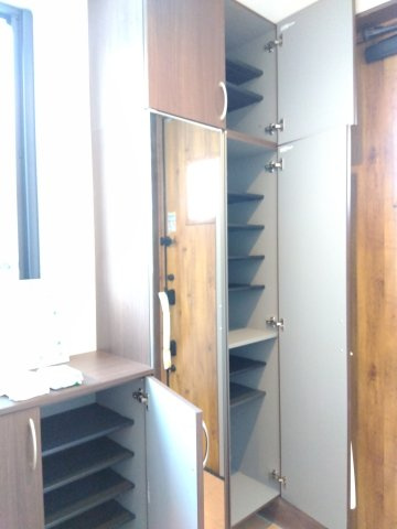 大久保袖ノ沢H棟の収納|大容量のシューズボックスは可動棚です！