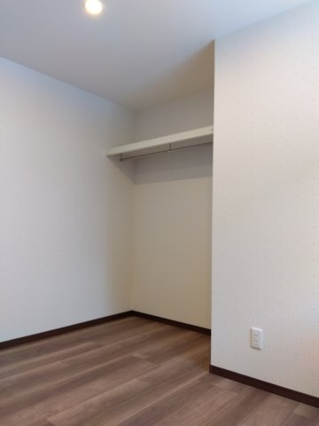 大久保袖ノ沢H棟の収納|オープンクローゼットは見える収納なのでキレイが保て物の出し入れがしやすいです♪