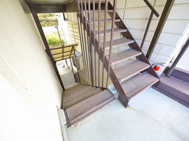 リバーサイド新大宮のエントランス