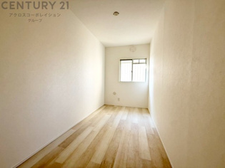 子供部屋…創造性や成長を促す遊びの空間を提供。学習や趣味に集中できる環境を整えます。個別のプライベートスペースは自己表現と自立心を育み、心地よい睡眠環境を整えリラックスできる場所を提供。