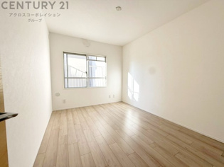 寝室…リラックスできるプライベート空間で、快適な睡眠をサポート。個人の好みに合わせたインテリアや寝具で心地良さを追求。プライベートな時間を過ごし、リフレッシュする場所におすすめです。