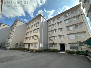 フルリノベーション物件。2口ガスシステムキッチン、ウォシュレット、追い焚き機能付き浴室など室内設備充実。周辺には商業施設が揃っており生活便利な住環境です。