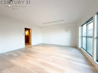 リビングダイニングは家族や友人とのコミュニケーションを楽しむ場所でくつろぎながら食事や会話を楽しめ、多目的に利用できリラックスできる空間です。家庭内の中心として機能し、快適な生活をサポートします。