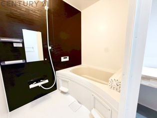 シンプルな設計と使いやすさを備え、簡便なメンテナンスが可能です。またミラー・小物置き場もあり便利です。