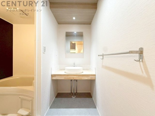 衣服の収納や脱ぎ着や整理整頓がしやすく、湿った衣類を乾燥させるスペースがありカビや臭いの発生を防ぎます。床の汚れを他の部屋に持ち込まず清潔を保つことができます。また快適な入浴環境の整備にも役立ちます。