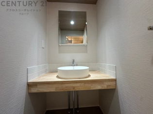 化粧品や洗顔料、歯ブラシなどの必需品をまとめて置ける収納スペースがあり、使用するたびに取り出す手間が省けます。また、水回りのため、濡れても大丈夫な素材が使用されており、お手入れが簡単です。