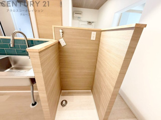 洗濯物の仕分け作業がしやすく、整理整頓が容易になります。洗濯音や湿気を他の部屋に持ち込まず、生活環境を快適に保ちます。上部を活用すれば収納スペースを確保でき洗剤や洗濯用品の整理もしやすくなります。