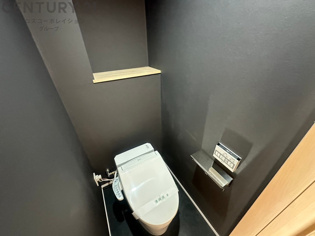 温水洗浄便座付トイレは温水洗浄機能により、暖かい水でおしりを洗浄することができ、冷たい水を使う従来の便座に比べ、温水洗浄機能で暖かいトイレを提供し、快適な使用を可能にします。