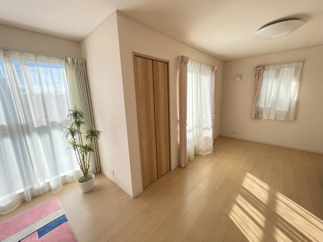 200㎡越え宅地！足利市西新井間　中古戸建の洋室|広々とした洋室です