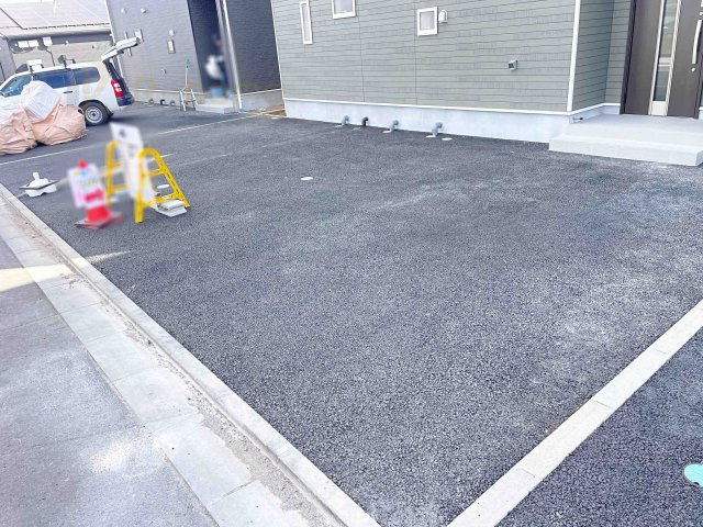 小美玉市羽鳥第8　新築戸建て　2号棟の駐車場|カースペースは3台完備。ゲスト用のスペースも確保できますね♪