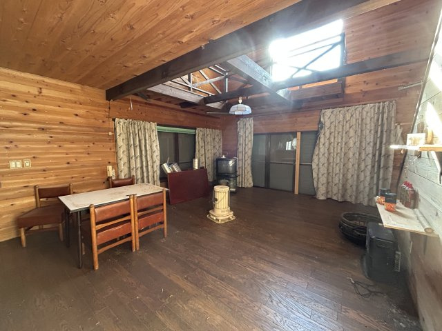 白笹温泉郷別荘　民泊定住不可の居間・リビング|広々としていてゆったり過ごせるリビングです