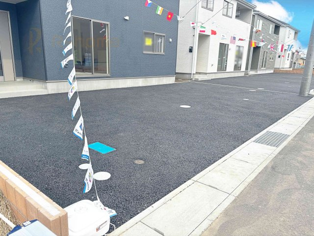 水戸市酒門町第16　新築戸建て　2号棟の駐車場|カースペースは3台完備。ゲスト用のスペースも確保できますね♪