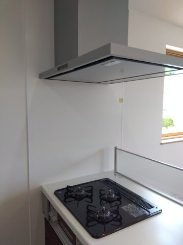 新井田西1丁目のキッチン|フラットレンジフード/スリム型なのでお手入れがしやすく薄くて見た目がスタイリッシュ。ガスコンロは３口グリル付き。