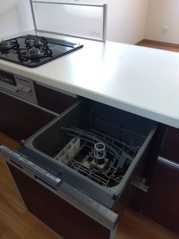 新井田西1丁目のキッチン|５人用食器洗い乾燥機。家事の軽減だけでなく、手洗いに比べて使用水量が約1/7と経済的です。