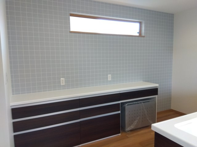 新井田西1丁目のキッチン|大容量カップボード、3箱ゴミボックス付き。閉まる手前でクッションが効き、ゆっくりと閉まります。