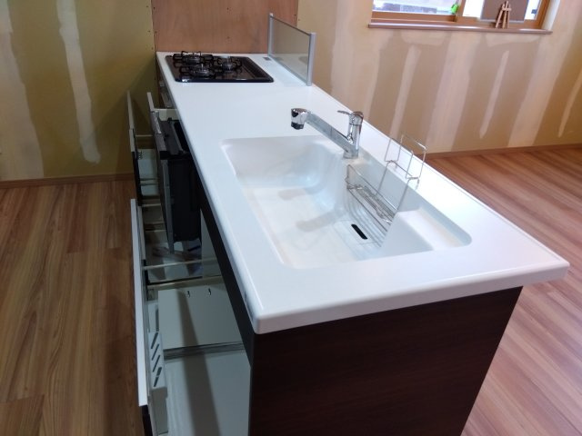 新井田西1丁目のキッチン|大容量カップボード、3箱ゴミボックス付き。閉まる手前でクッションが効き、ゆっくりと閉まります。