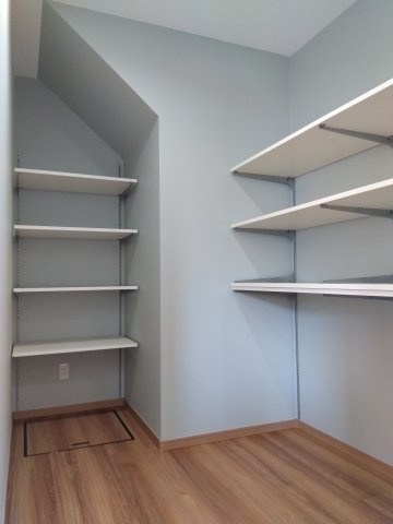 新井田西1丁目の収納|パントリーには、食品や飲み物のストックだけでなく、キッチン用品、災害用保存食の備蓄など何でもしまっておけるため便利な空間です。