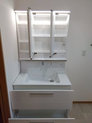 新井田西1丁目の独立洗面台|収納部分はサイズの異なる引き出しでサイレントレールを仕様。閉まるときの衝撃を和らげ静かに納まります。