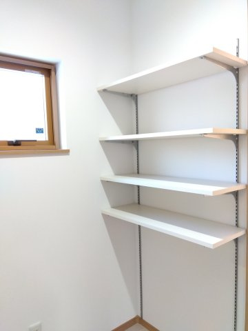 新井田西1丁目の独立洗面台|収納部分はサイズの異なる引き出しでサイレントレールを仕様。閉まるときの衝撃を和らげ静かに納まります。