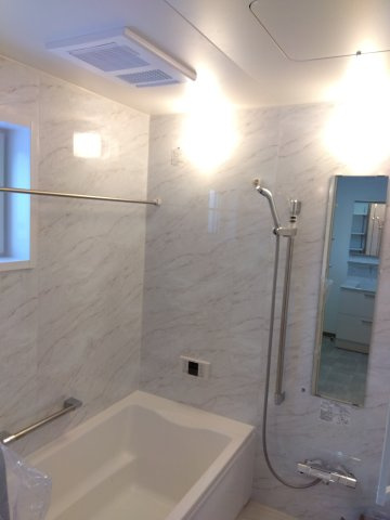 新井田西1丁目の浴室|日々の疲れを癒すお風呂。浴室に窓があるので自然光が入り開放感があります♪浴室換気乾燥機付で冬場の寒さによる身体への負担を軽減し快適なバスタイムを実現するとともに、洗濯物を室内干しでもしっかり乾かせます