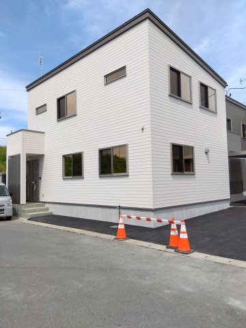 新井田西1丁目の外観|オータムホワイトの小幅なストライプ調デザインが、外観をモダンに演出