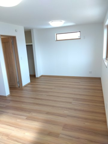 新井田西1丁目の洋室|洋11.8帖、将来部屋を２つに分けることもできる部屋