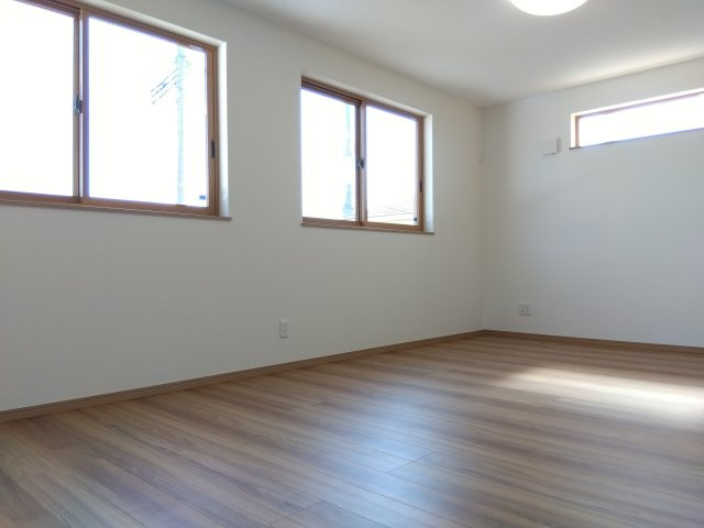 新井田西1丁目の洋室|洋11.8帖、将来部屋を２つに分けることもできる部屋