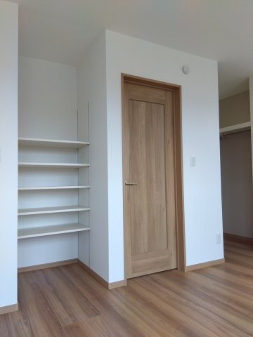 新井田西1丁目の洋室|洋11.8帖：部屋を２つに分け主寝室と書斎にリフォームすることができます。