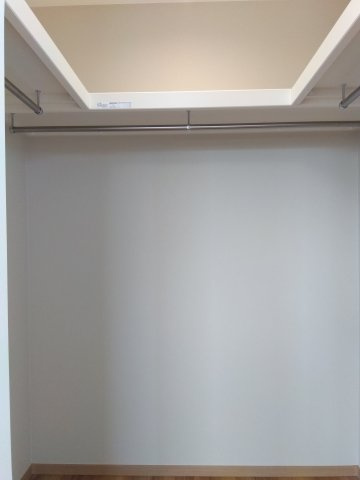 新井田西1丁目の収納|収納量が多いコの字型ウォークインクローゼット