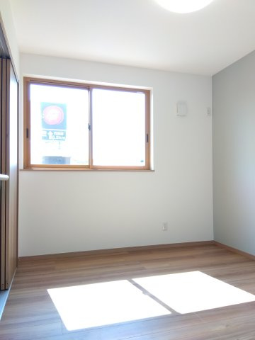 新井田西1丁目の洋室|枕棚付きクローゼット付き。必要なたっぷり収納を実現。