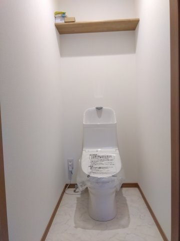 新井田西1丁目のトイレ|１F：飽きのこないシンプルな空間を演出したトイレ。みんなが手洗いしやすい高さに設定。少ない水で効率よく洗浄、ママの家事を軽減します。