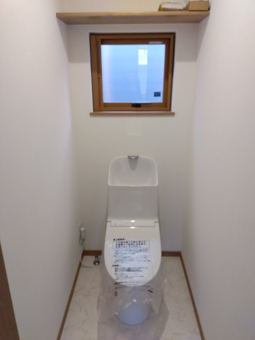 新井田西1丁目のトイレ|２F：窓があるので開放感があり外からの日差しを取り込むことができます。