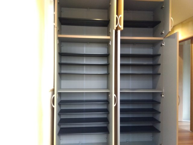 新井田西1丁目の収納|自慢したくなる大量靴収納庫。デザインだけじゃない充実の機能性、玄関の顔にふさわしいおもてなしの心を感じるエントランス収納。