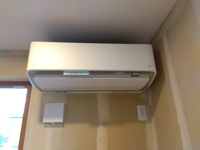 新井田西1丁目の冷暖房・空調設備|LDK：寒冷地エアコン設置（壁クロス施工前写真）