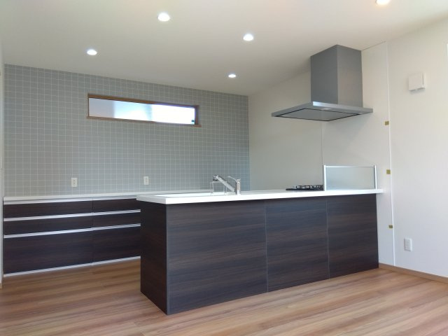 ※商談中※新井田西1丁目のキッチン|対面キッチンでフルフラットなので、空間広見せ効果アリ！