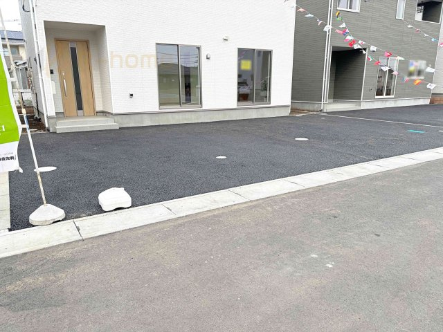 水戸市酒門町第16　新築戸建て　3号棟の駐車場|カースペースは3台完備。ゲスト用のスペースも確保できますね♪