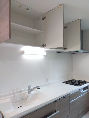 ※商談中※新井田西1丁目のキッチン|作業がしやすいベーシックなオール引出収納プラン。閉まる手前でクッションが効き、ゆっくりと閉まります。（吊戸棚あり）