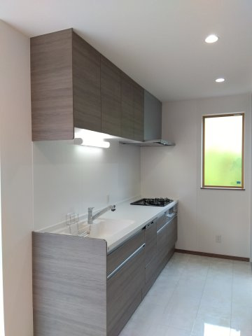 新井田西1丁目のキッチン|壁付けキッチンは「料理に集中できる」のがポイント！においや油汚れがLDへ広がりにくいのが特徴。