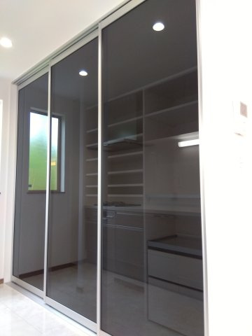 新井田西1丁目のキッチン|壁付けキッチンは「料理に集中できる」のがポイント！においや油汚れがLDへ広がりにくいのが特徴。