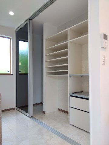 新井田西1丁目のキッチン|作業がしやすいベーシックなオール引出収納プラン。閉まる手前でクッションが効き、ゆっくりと閉まります。（吊戸棚あり）